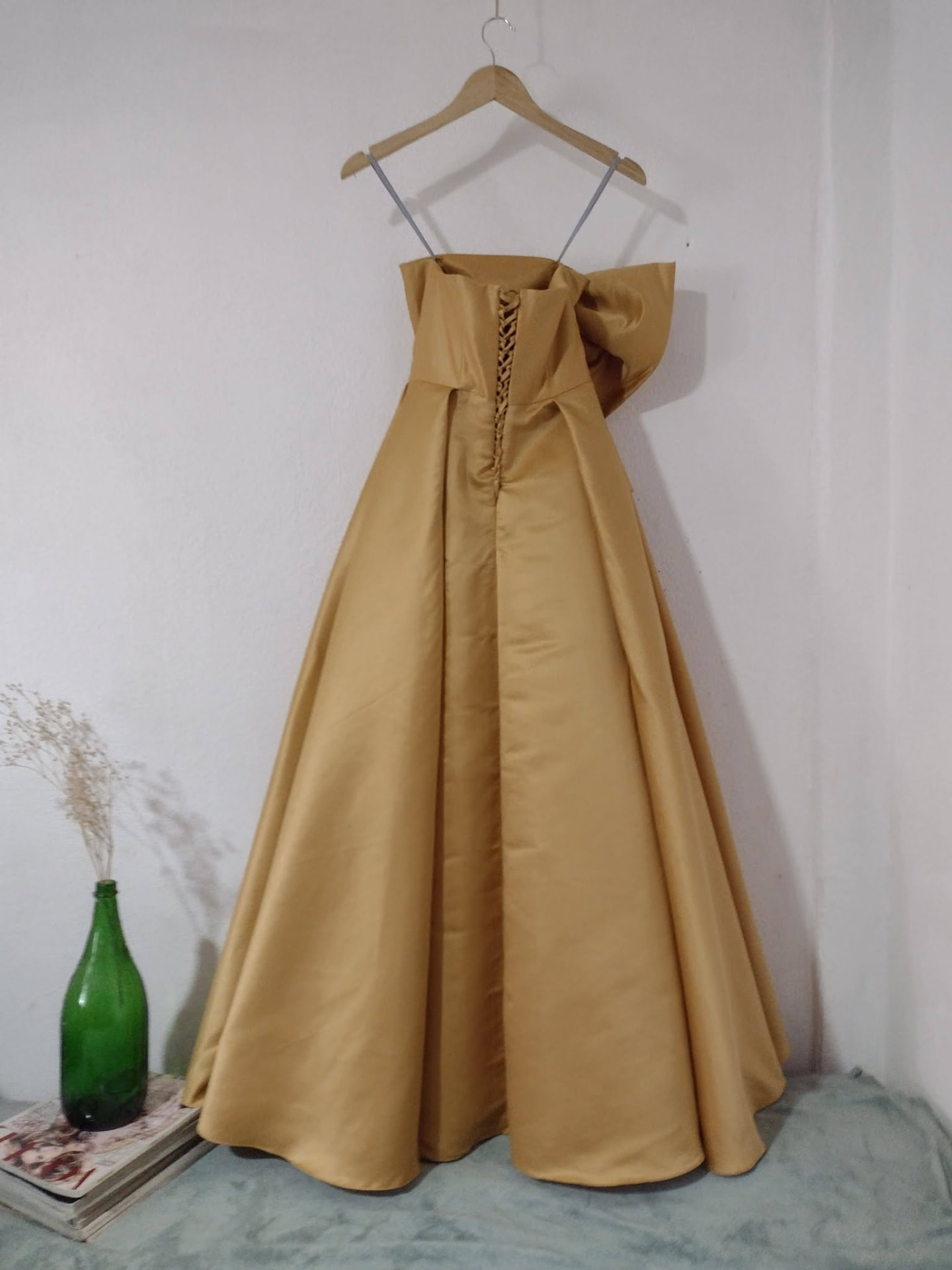 Vestido dorado con corsetería trasera